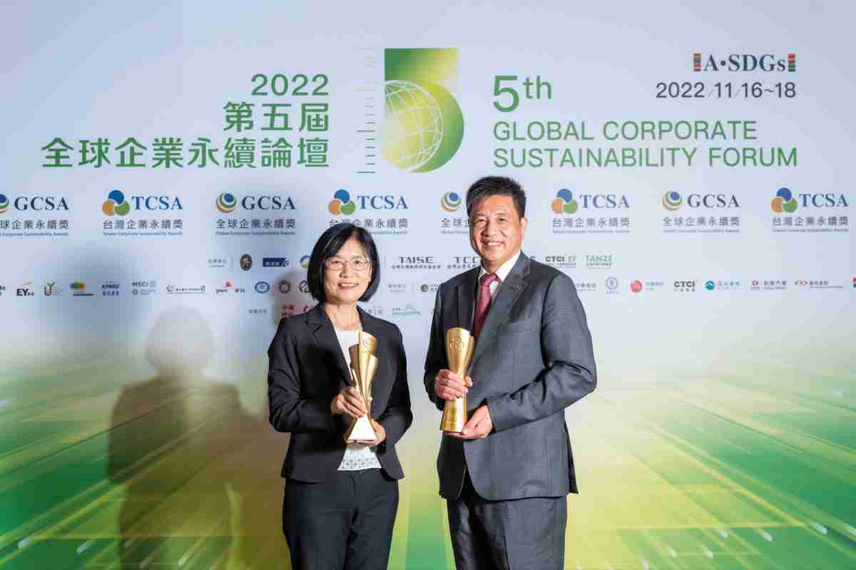 PG国际作为净零碳排先锋，，，，期引领价值链伙伴同行共好，，，卫冕制造业组“十大典范企业” 二连冠殊荣(左：PG国际光电永续长古秀华，，，右：PG国际光电董事长暨执行长彭双浪)