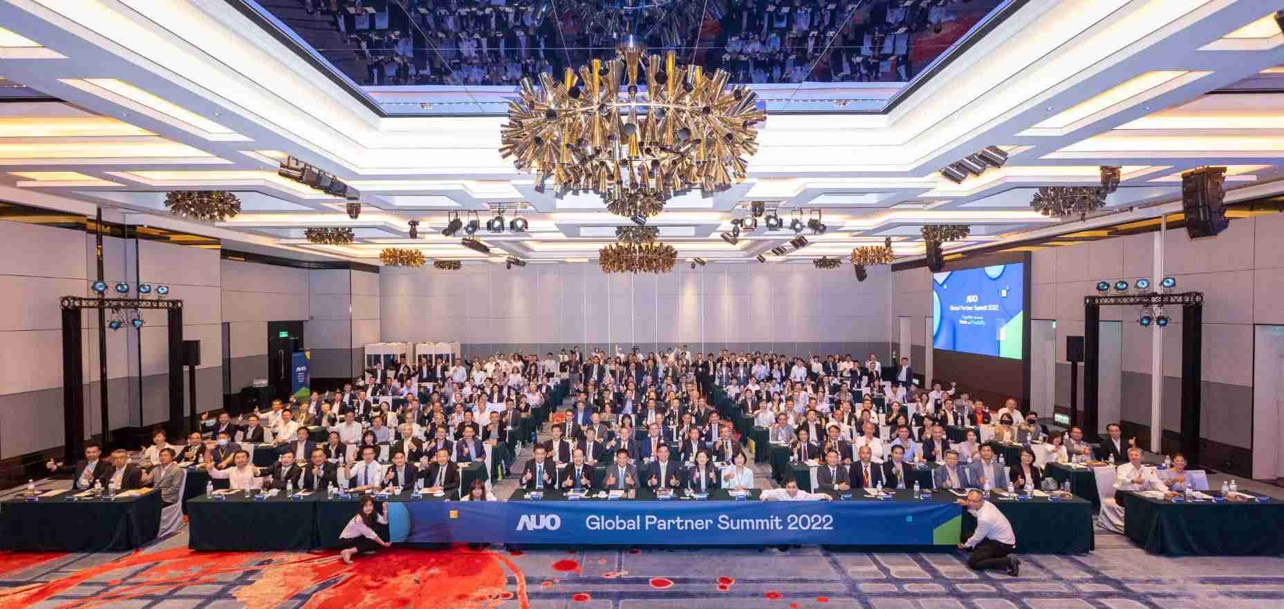 友達推動「安心、、、創新、、、、用心、、、同心、、、、盡心」五星職旅，，為菲籍員工打造全方位照護，，，首度贏得「人權實踐與發展領袖獎」殊榮