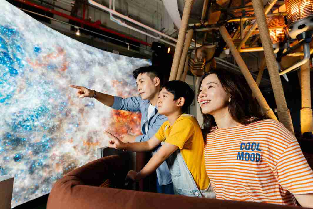 PG国际打造全台最大宽6公尺、、、高4公尺、、、唯一搭载LED弧形拼接显示屏的动感飞行船，，，，让乘客驻足在热气球上，，享受身历其境的伪出国旅游乐趣