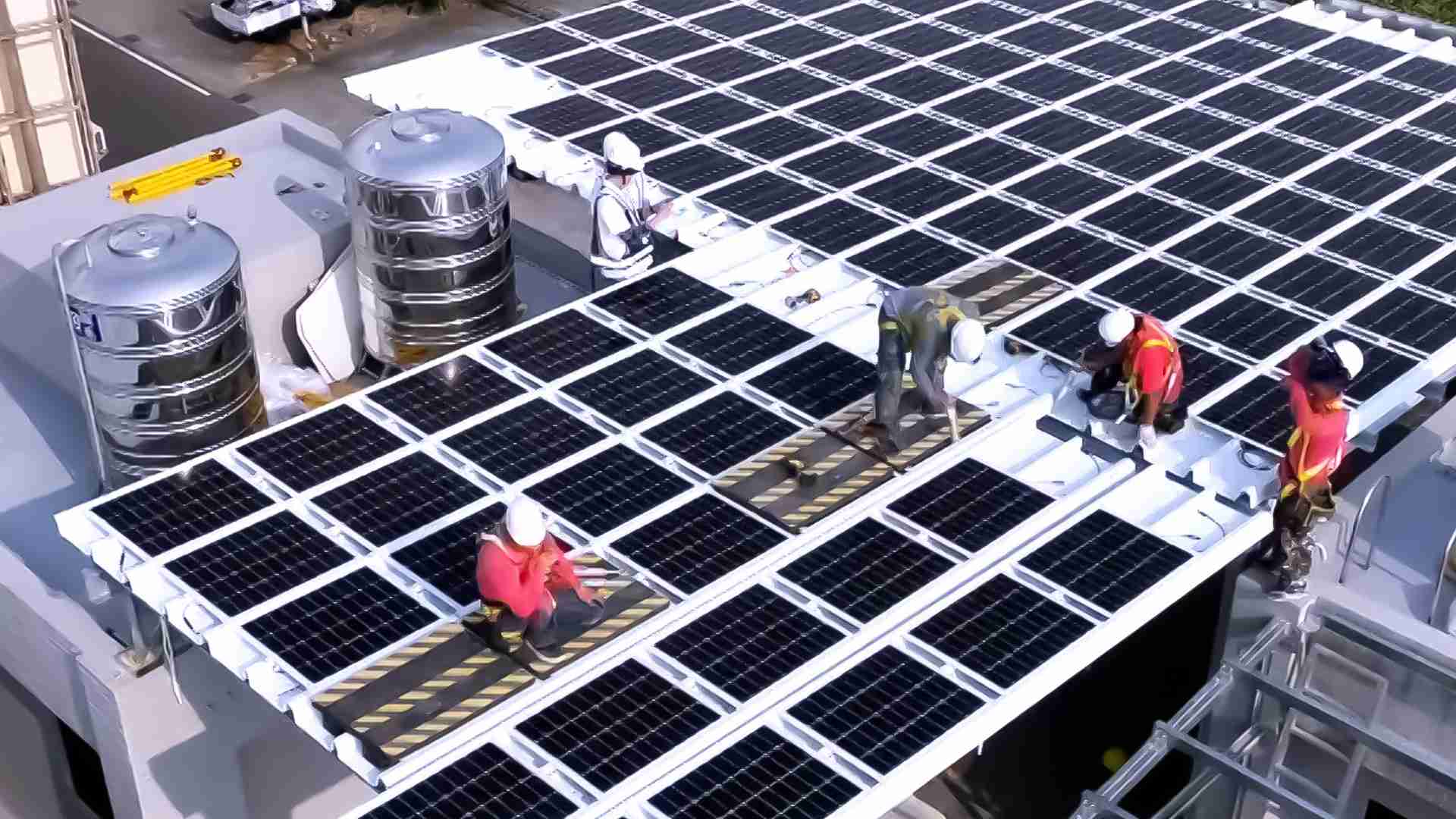 PG国际着力于替代能源之技术研发，，，如光电浪板的相关制程、、、、设备与产品，，，，其中所开发之光电整合型浪板，，，，减少传统金属支架安装，，，，更提升耐候度，，可广泛运用于多元场域，，，并辅助建筑达到净零碳排目标