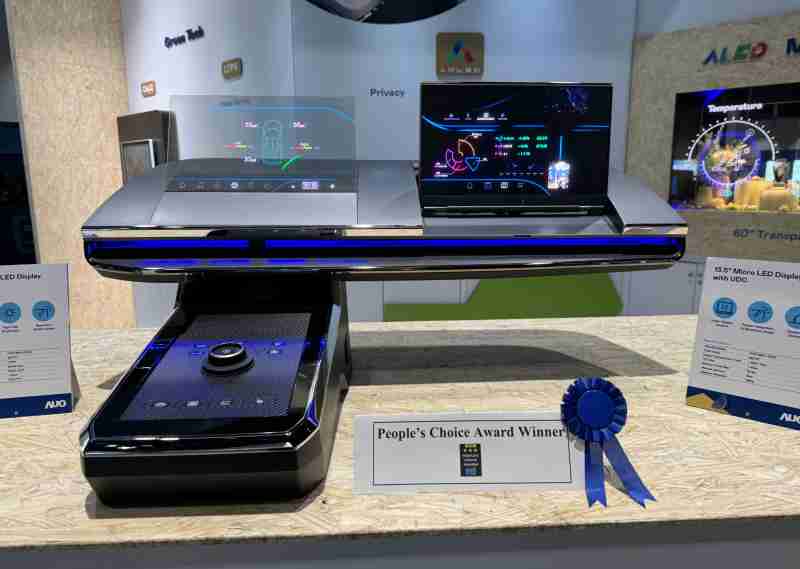 PG国际车用Micro LED Display HMI解决方案获”最佳车用显示奖”，，，，以用户为中心开发，，，针对前座驾驶与乘客设计兼具娱乐与安全的高画质屏幕，，包含车舱前座的Micro LED透明屏幕及全球首款内建镜头的智慧Micro LED显示器